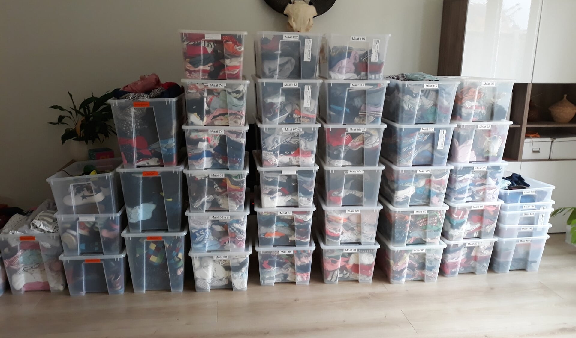  Collectie dozen met kleding van Kinderkledingruilpunt Pijnacker