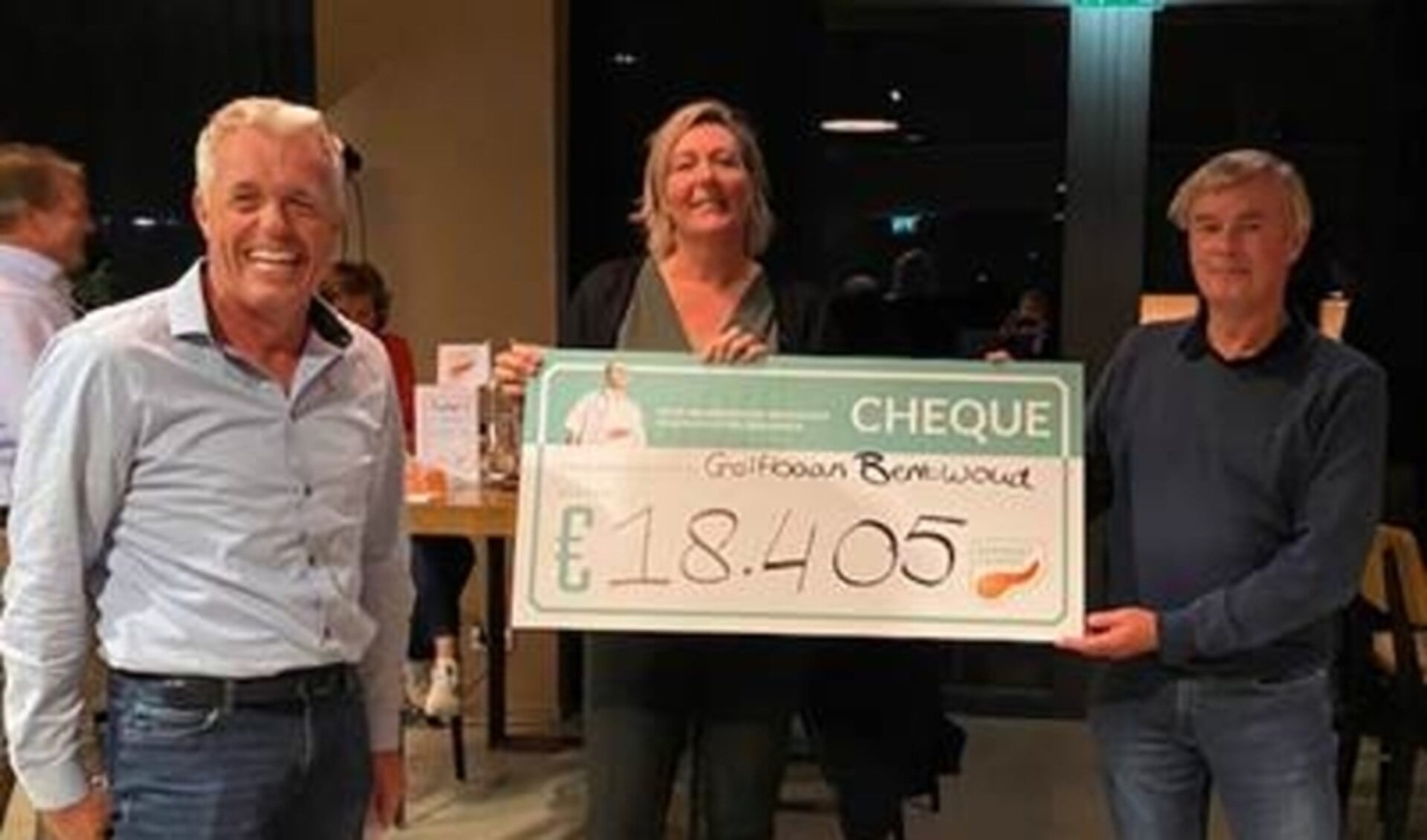 Directeuren Carla Prins-Laban en Onno Jacobs van Golfbaan Bentwoud reiken de cheque uit aan directeur Sjoerd Zwanenburg (rechts) van Support Casper . 