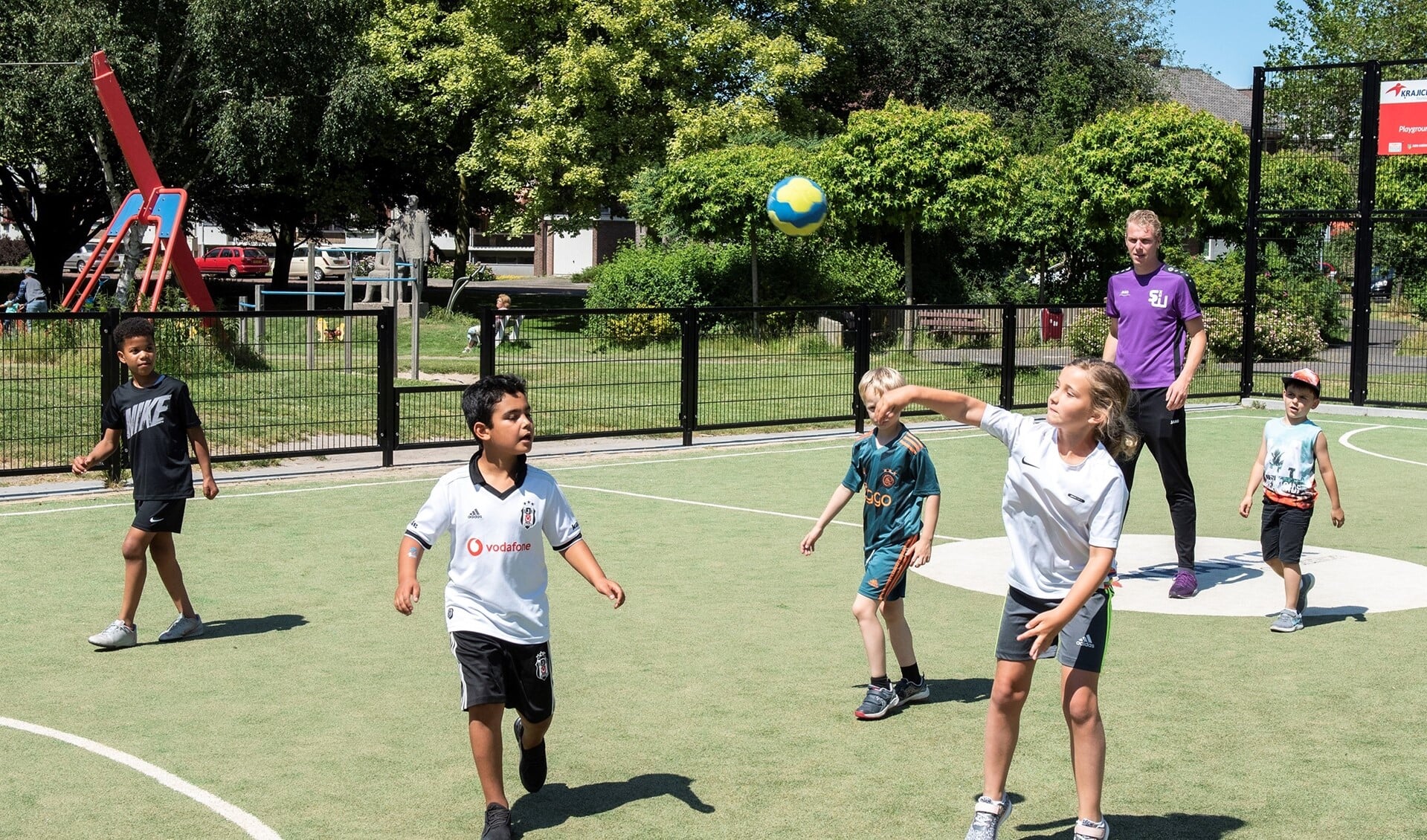 Handballen is een activiteit van SenW die wordt aangeboden tijdens de Nationale Sportweek (archieffoto: SenW; Michel Groen).
