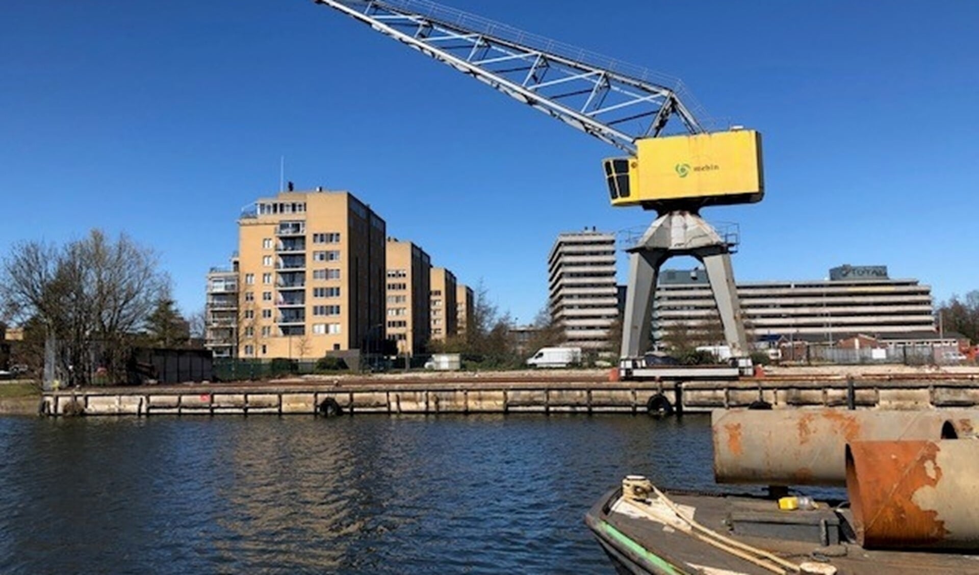 Voormalige betoncentrale Mebin aan de Nieuwe Haven. Hier zou de nieuwe brug moeten komen (foto: Ed Elkhuizen).