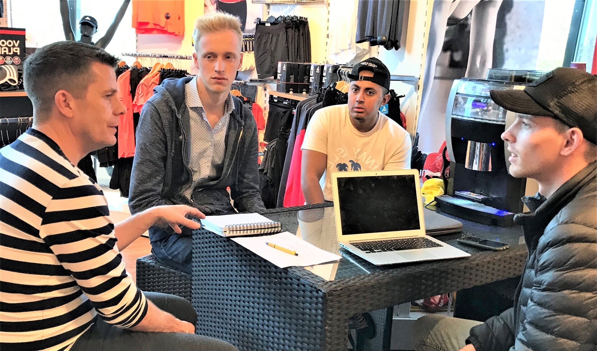 Studenten en retailondernemers werken samen in 'living lab' in winkelcentrum De Julianabaan Voorburg (foto: Haagse Hogeschool).