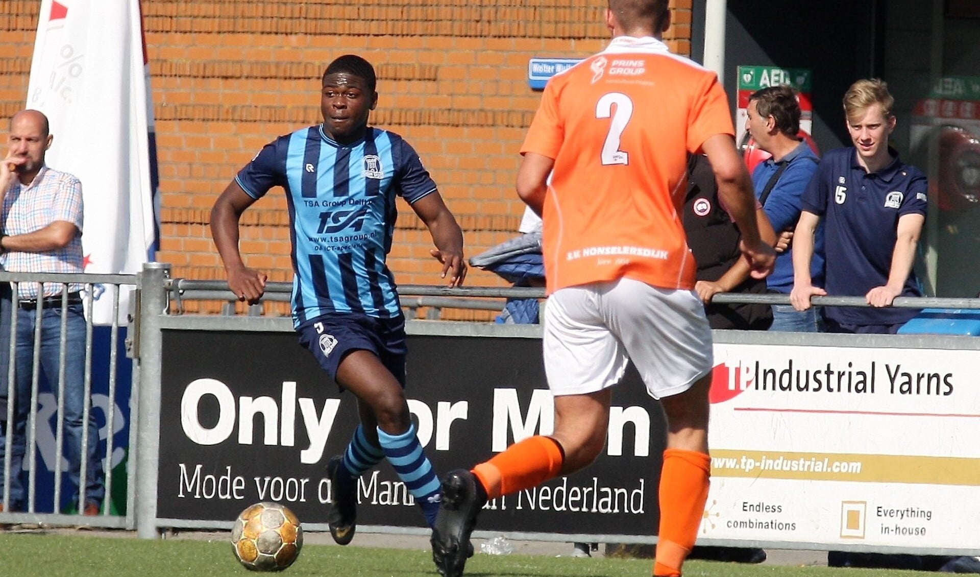 Emmanuel Addai (Forum Sport) debuteerde als linksback (foto: AW).