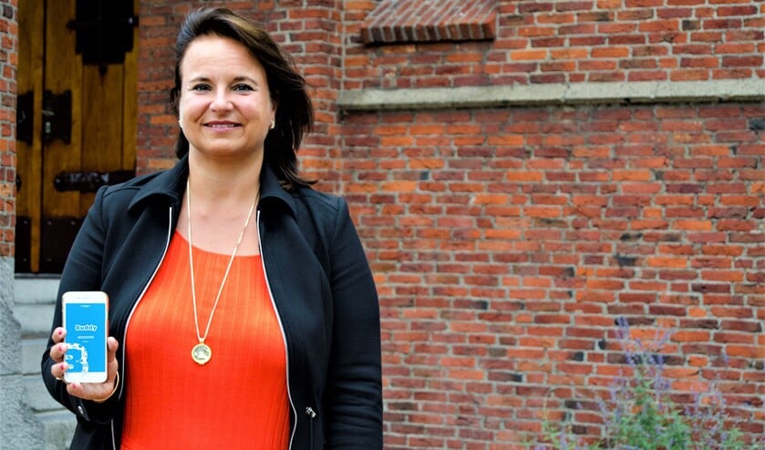 Wethouder Nadine Stemerdink: “Met deze app kunnen inwoners zelf weer grip krijgen op hun uitgaven” (foto: gemeente LV).
