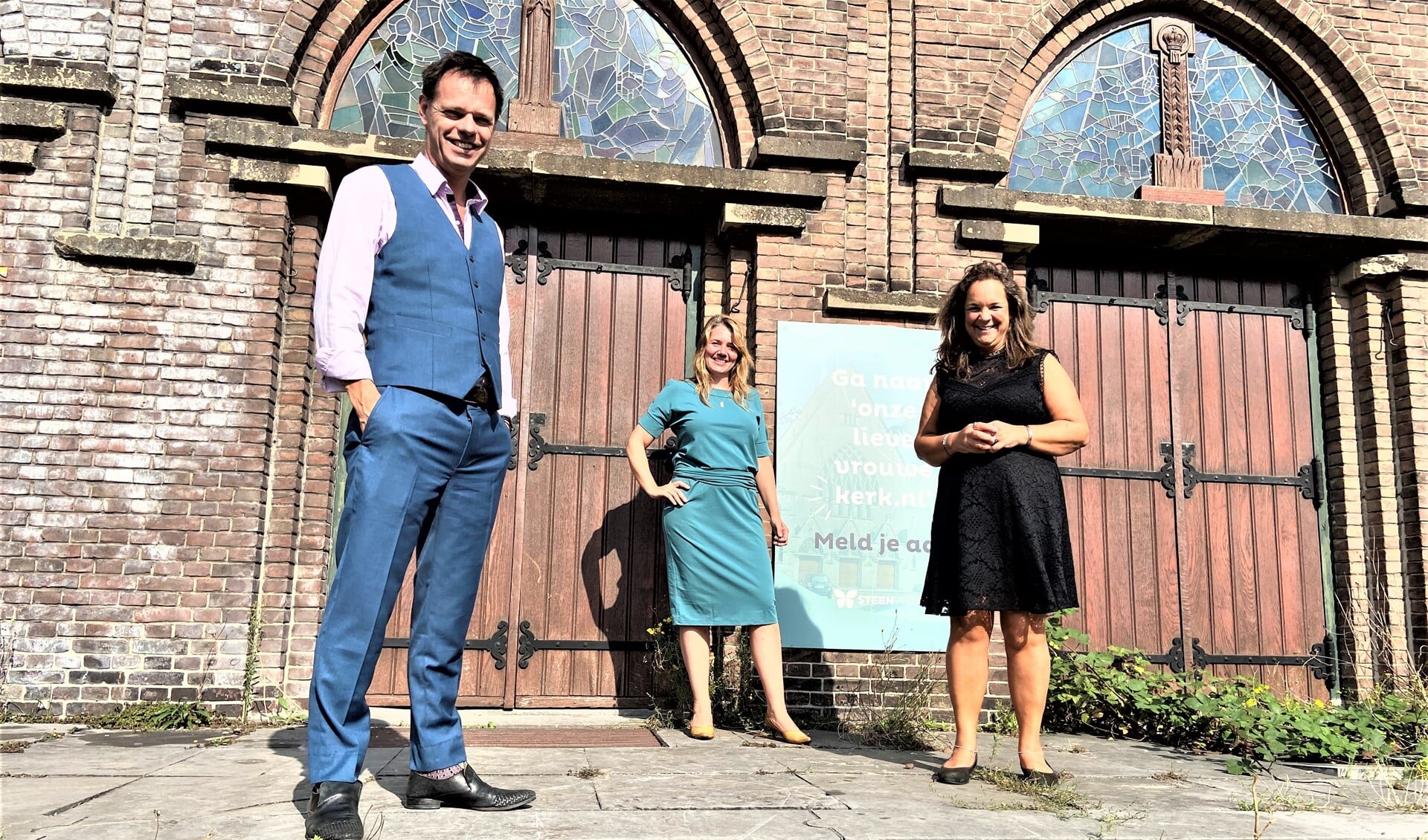 Marnix Norder (directeur Steenvlinder) overhandigde de sleutel aan ANNA Vastgoed & Cultuur, Willemijn de Boer en Wendy Gieben.