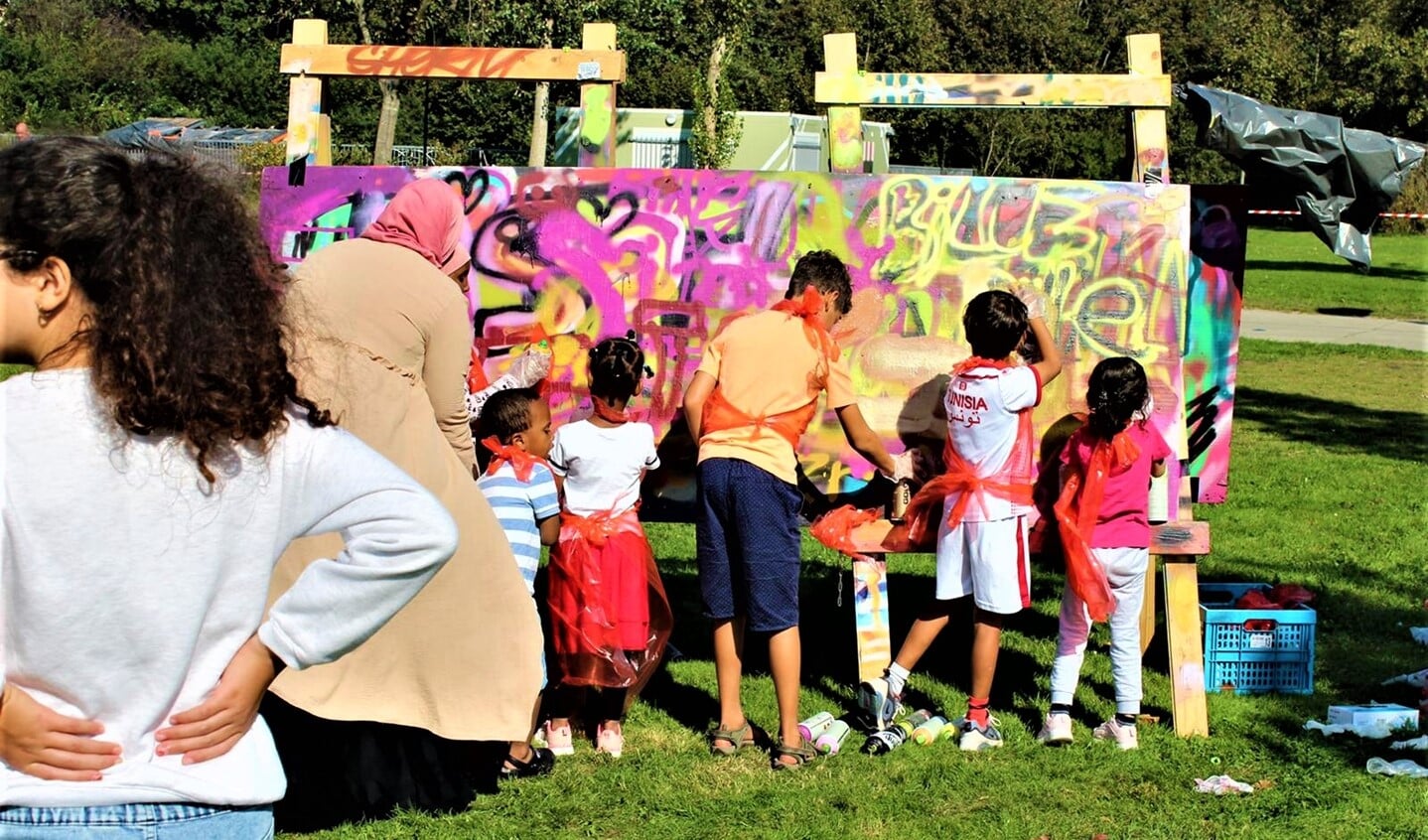 Graffiti aanbrengen op borden (foto’s: Stichting Aight).