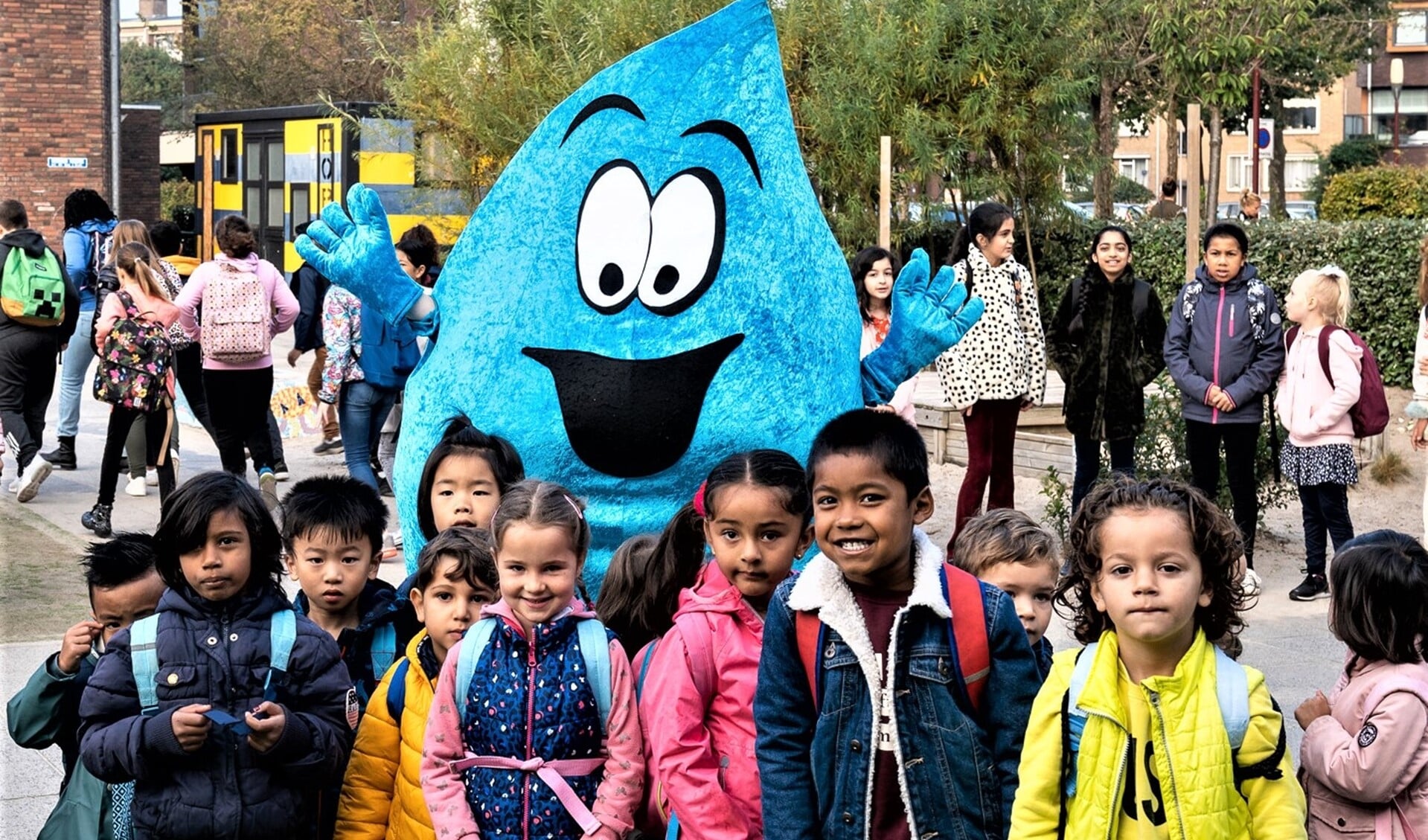 Leerlingen van De Driemaster op het schoolplein met de kraanwatermascotte Druppie (foto: Monique Shaw).