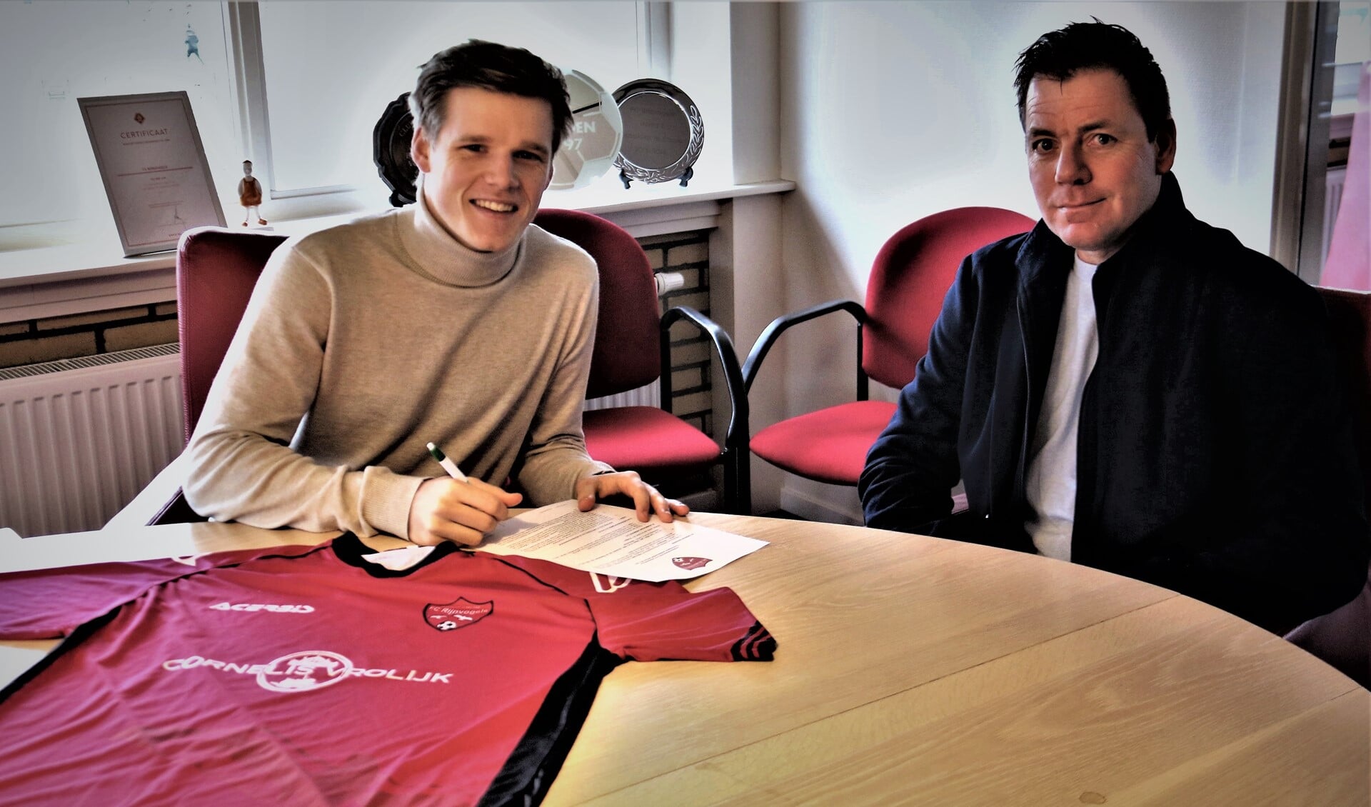 Tom Bijen tekent bij FC Rijnvogels onder toeziend oog van Huig Hoek (foto: PR-FCR).
