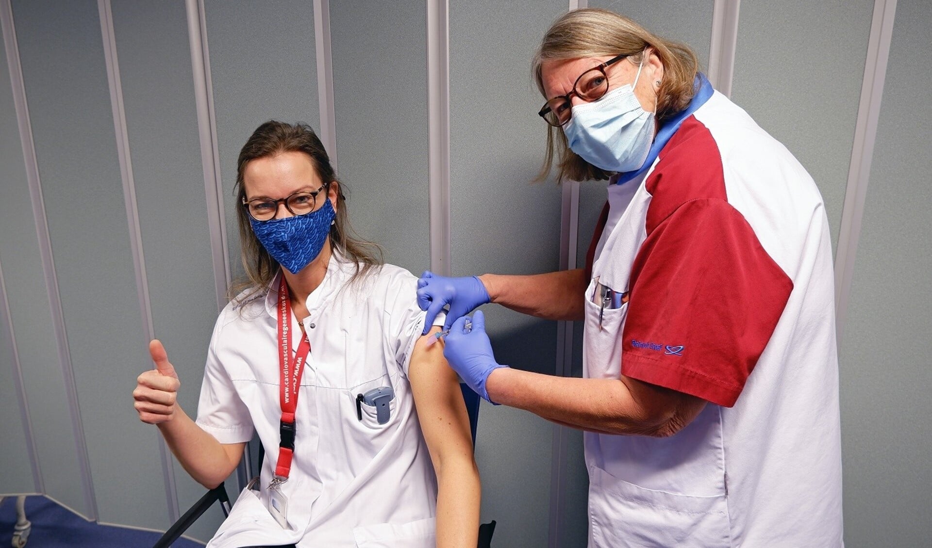 Internist Nicole van der Linde krijgt een vaccinatie toegediend van haar collega SEH-verpleegkundige Marjo Hanegraaff. 