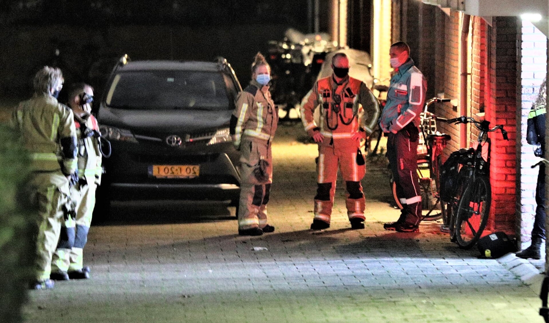 De hulpdiensten na  het incident op de plek van het ongeval (foto: Rene Hendriks / Regio15).