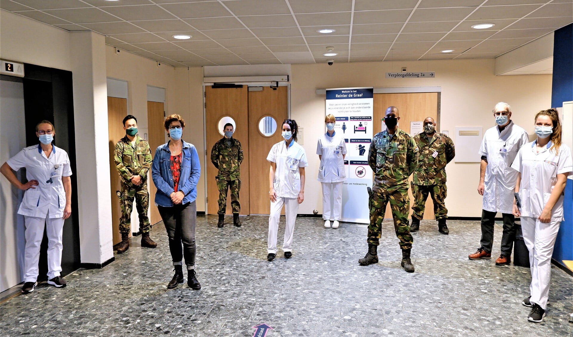 Twee geneeskundig verzorgenden, een militair verpleegkundige en een verzorgende individuele gezondheidszorg van Defensie op de verpleegafdeling van het Diaconessenhuis (foto: pr Reinier de Graafgroep). 