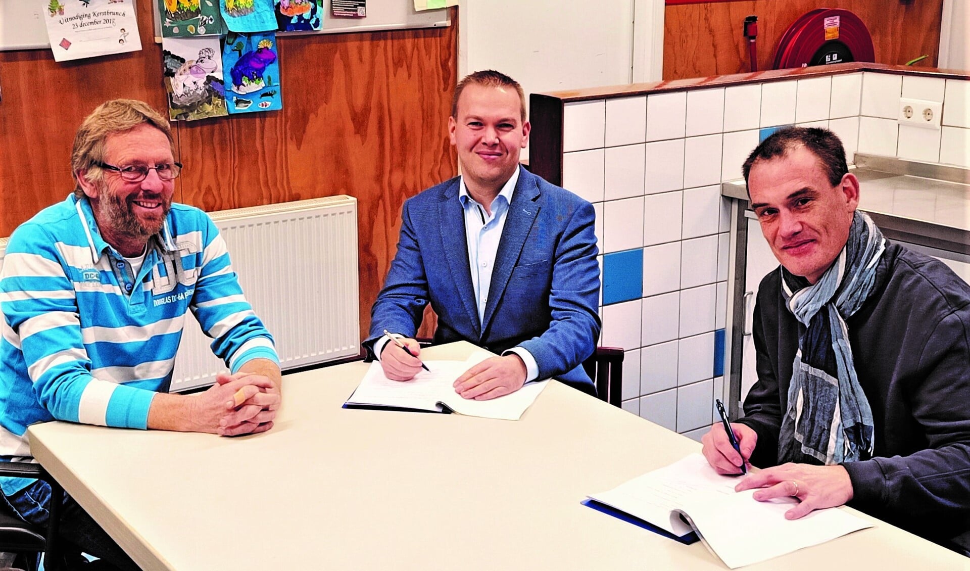 Ondertekening overeenkomst Ebo Roek (voorzitter SMHG)) Daniel van Marwijk (InstaWell) en Ed van der Voorst (penningmeester SMHG).