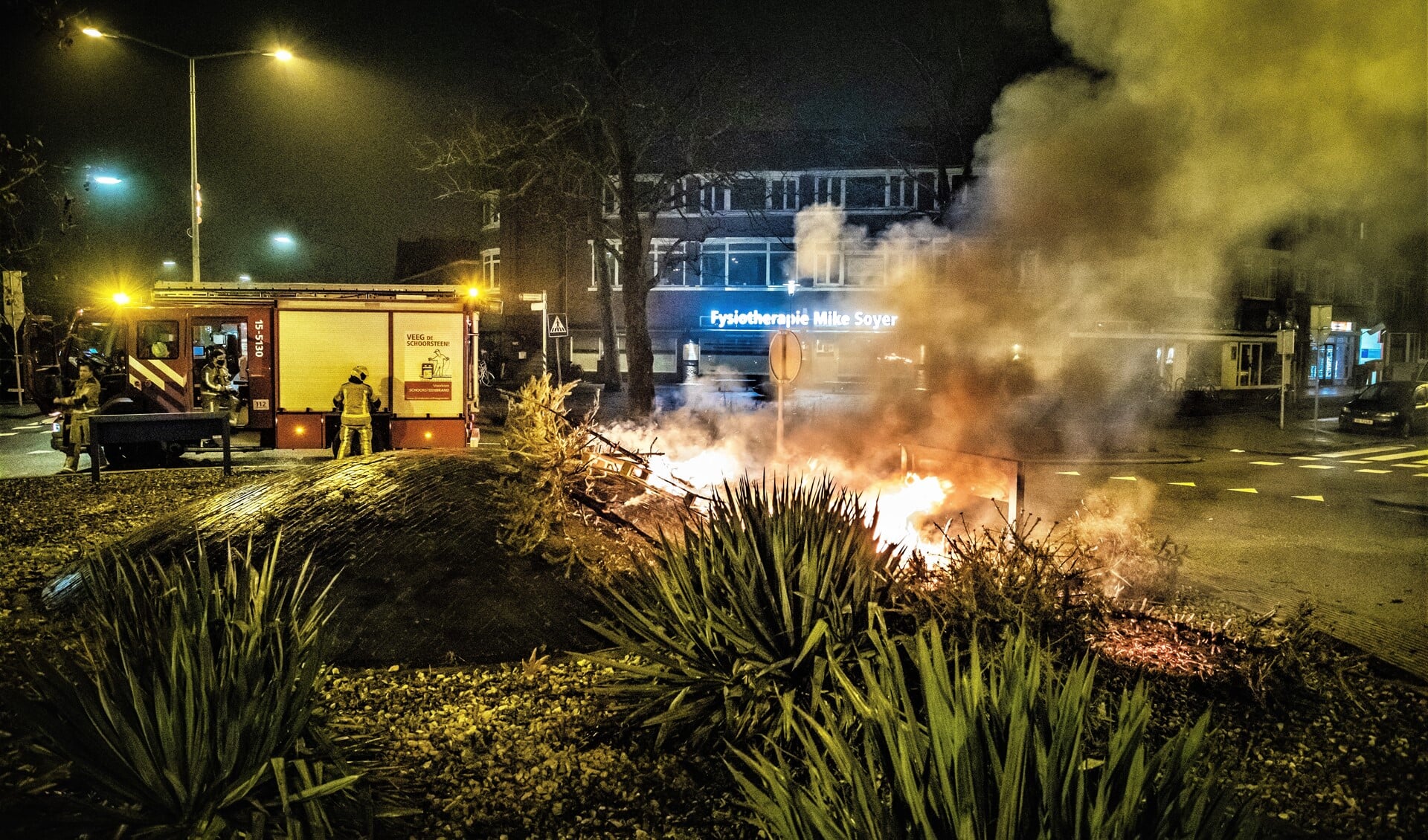 Op de Rembrantrotonde (Parkweg/Rembrandtlaan) in Voorburg waren er pallets en kerstbomen in brand gestoken (foto: Sebastiaan Barel).  