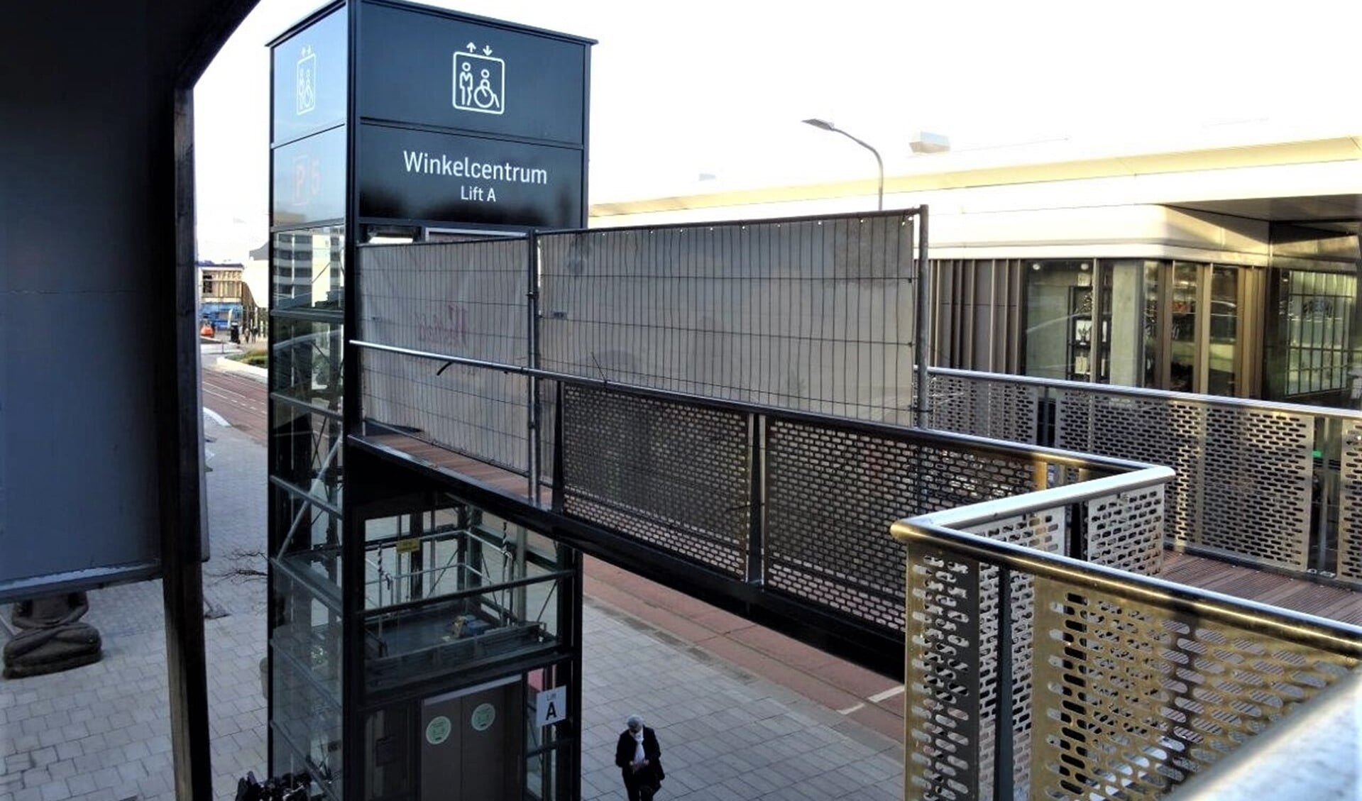 De trap en de lift in Leidsenhage bij Albert Heijn en Volle Maan (foto: Ap de Heus).