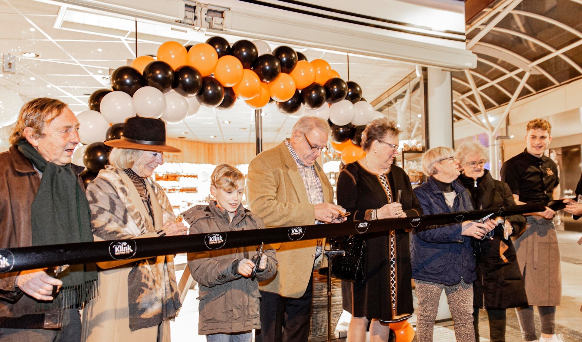 De winkel werd door de ouders van Max en Willem en Hella Klomp als oud-eigenaren van Bakker Klink geopend (foto: pr).