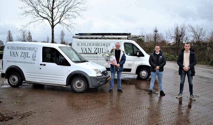 <p>Ter ere van het 20-jarig jubileum ontving John van Zijl bloemen van zijn compagnons Kelvin en Fabio (foto: Inge Koot). </p>
