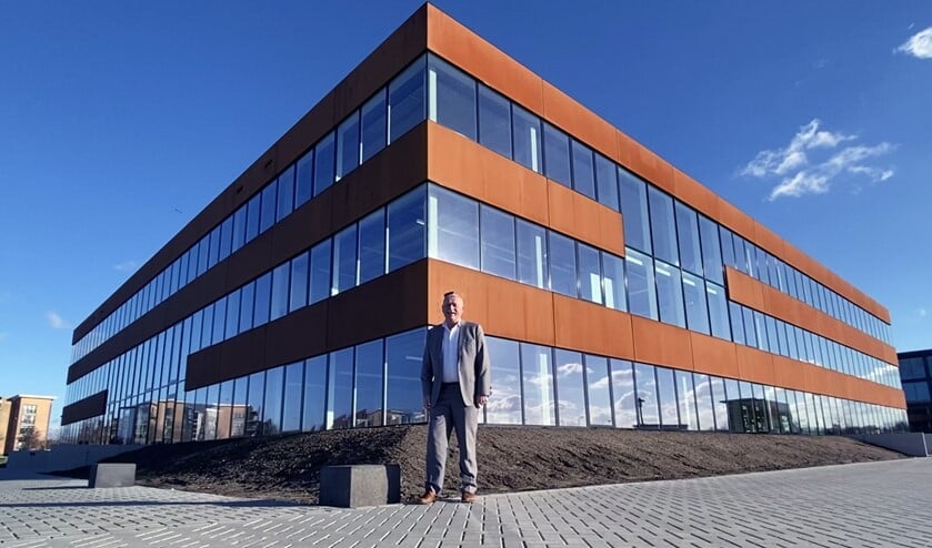 <p>Directeur Arnold Koot voor het spiksplinternieuwe gebouw. </p>