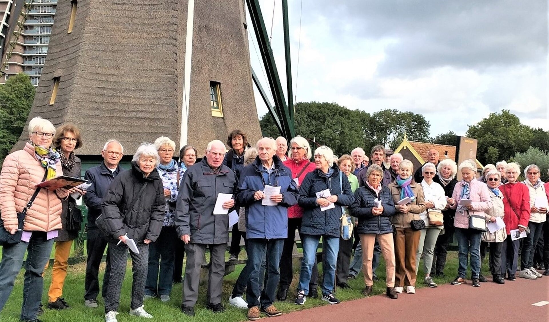 Ongeveer 40 leden van de KBO-Voorburg doken in de historie van de Voorburgse molen De Vlieger, die dit jaar 400 jaar bestaat. (foto: pr).