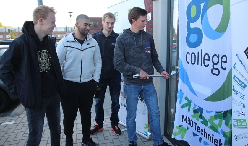 <p>Thijs verricht de officiële opening onder toeziend oog van de andere drie leerlingen, Mats, Irfan en Mick.</p>