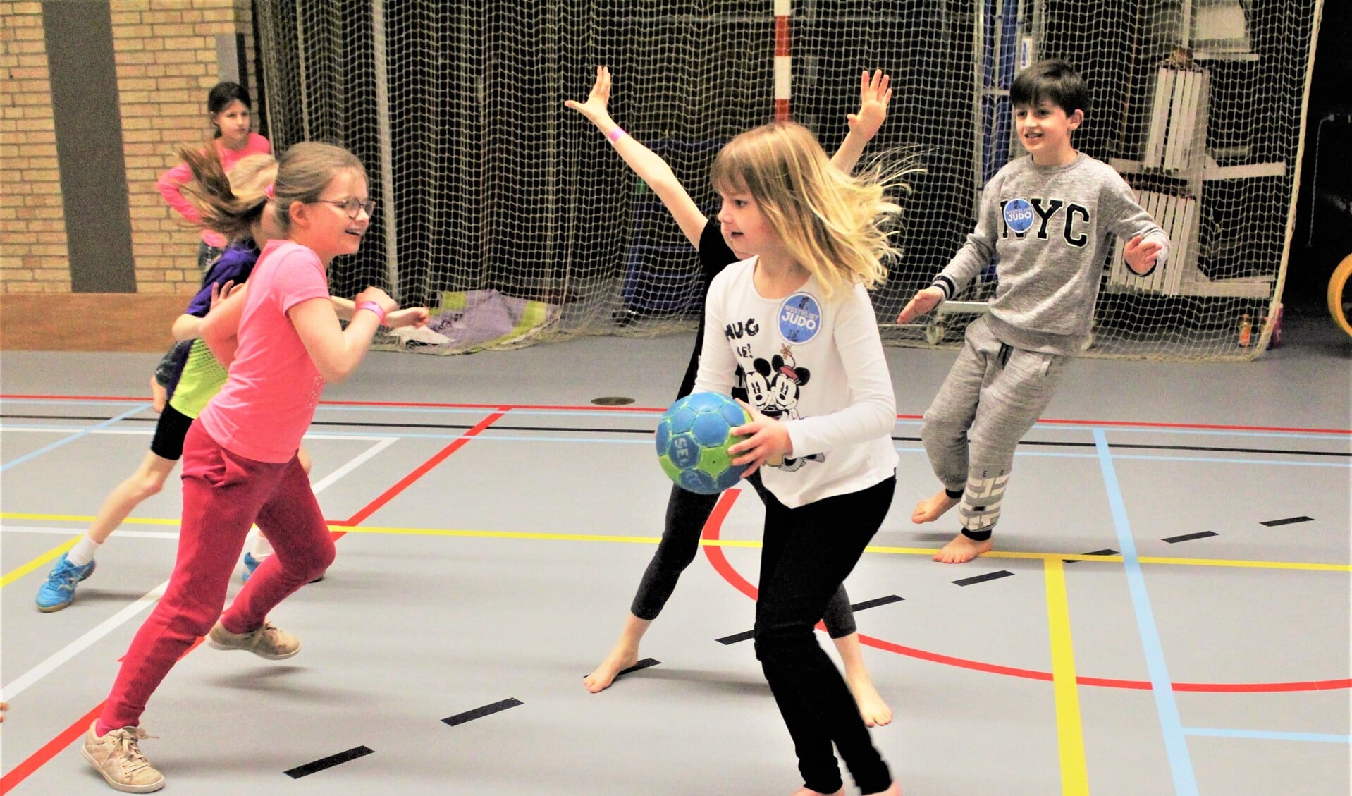 Kinderen beoefenen handbal tijdens de Sport-In in de herfstvakantie (foto: pr SenW).