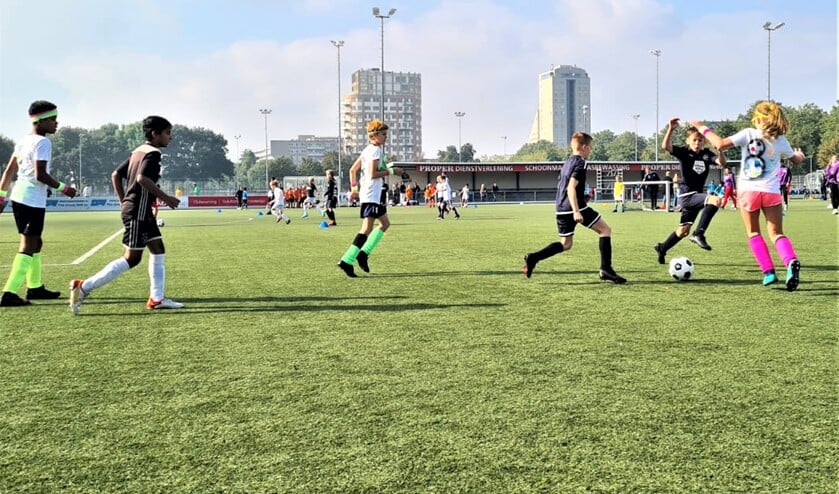 <p>Op het voetbalveld werd door de teams een soms felle strijd tegen elkaar geleverd (foto: pr SenW).</p>