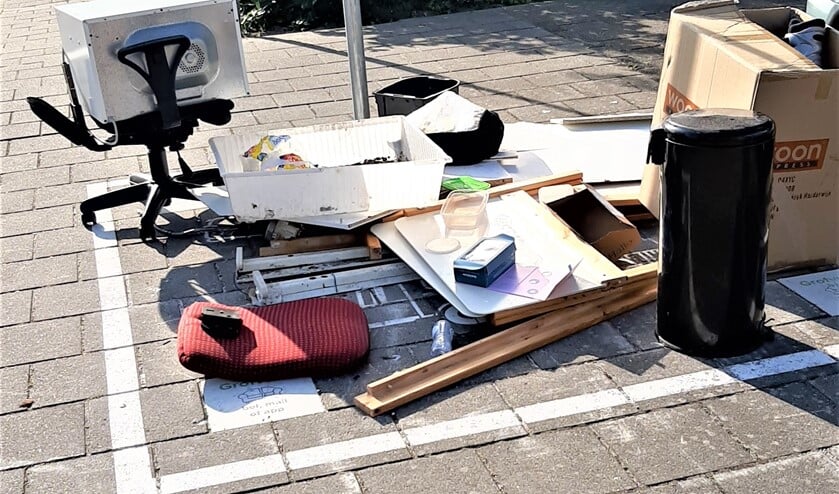 Een aanbiedplek voor grofvuil waarvan door bewoners dankbaar gebruik wordt gemaakt (foto: Walter Schijf).