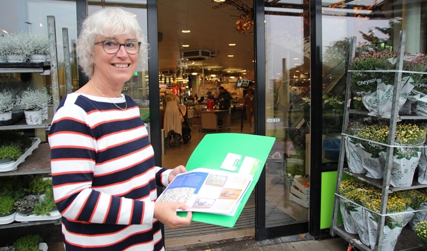 <p>Annette met materiaal voor het plaatjesboek.</p>