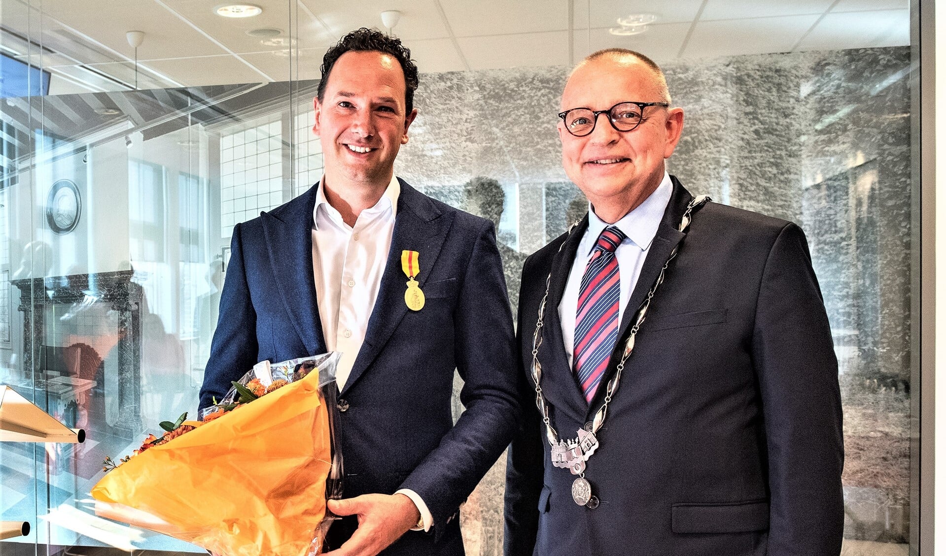 Wim Gruijters ontving uit handen van burgemeester Jules Bijl de Erepenning voor Menslievend Hulpbetoon. (foto: MG Fotografie / Michel Groen).;