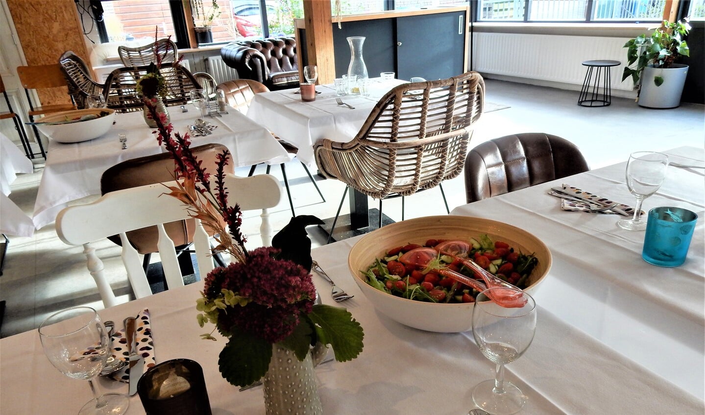 De tafels zijn gedekt en de salade staat op tafel in wijkcentrum De Boot, in afwachting van de gasten (foto: pr De Boot).