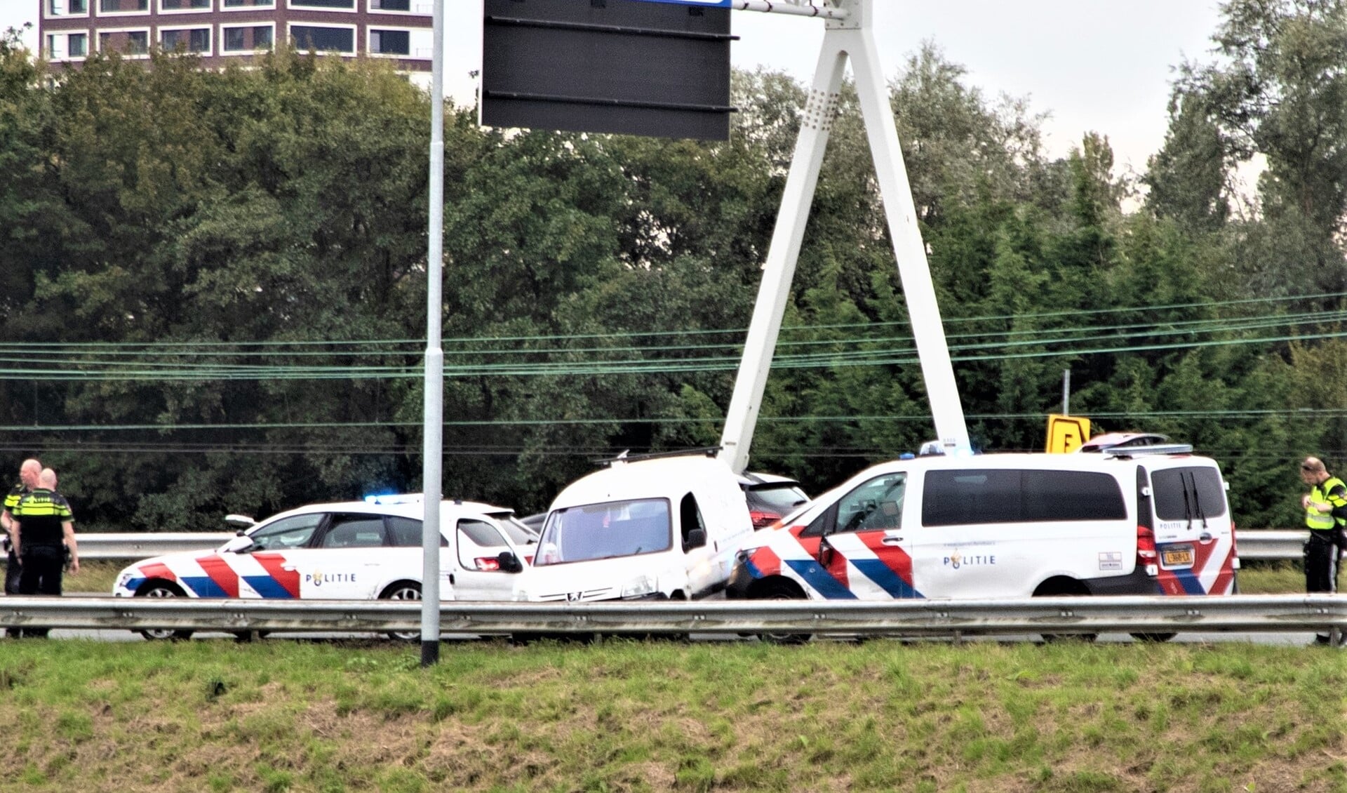 De auto werd op rijksweg A12, vlak voor de afrit naar Nootdorp, klemgereden door twee politievoertuigen (foto: Rene Hendriks).