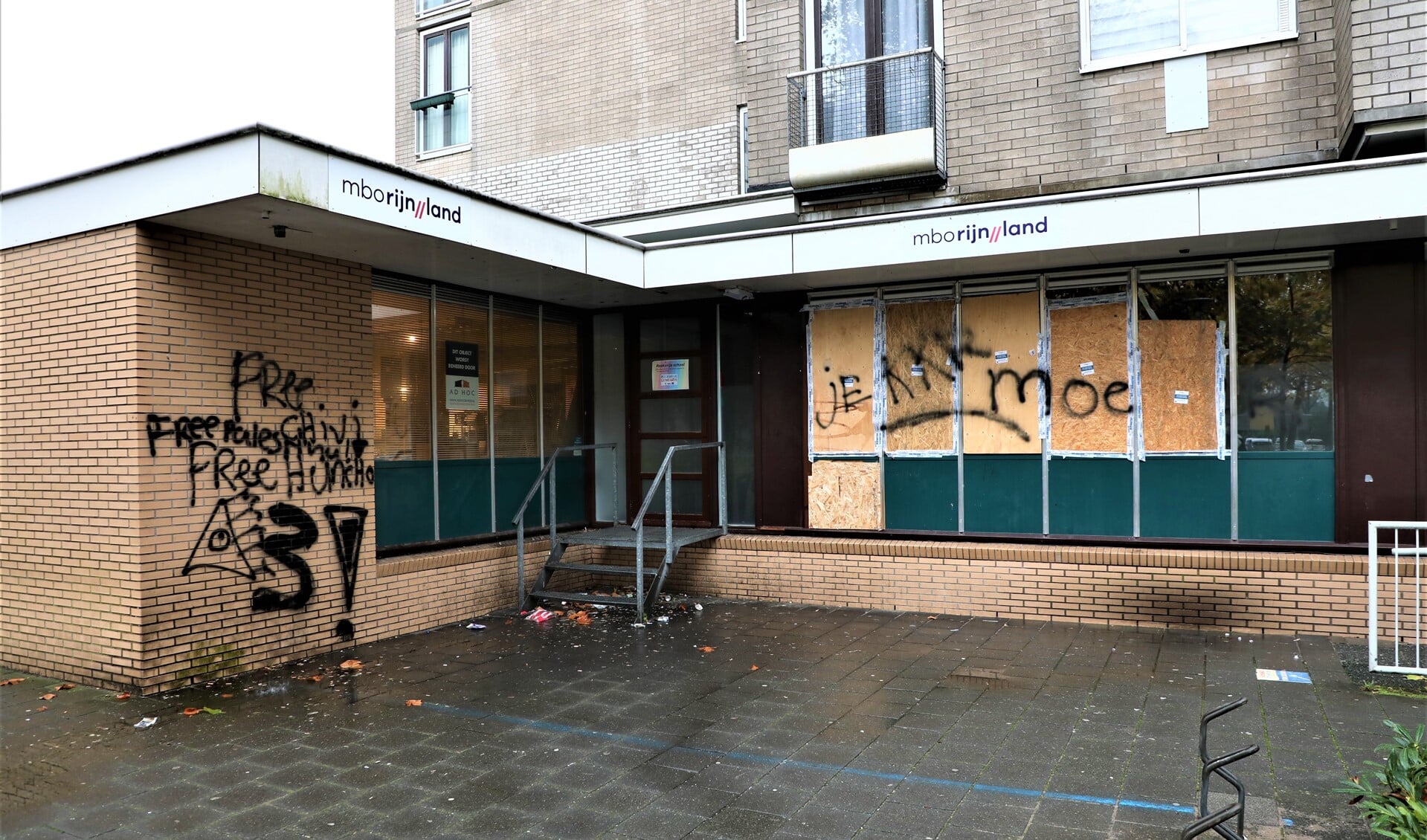 De bekladdingen op het gebouw aan het Fluitpolderplein in Leidschendam (foto: Sebastiaan Barel).