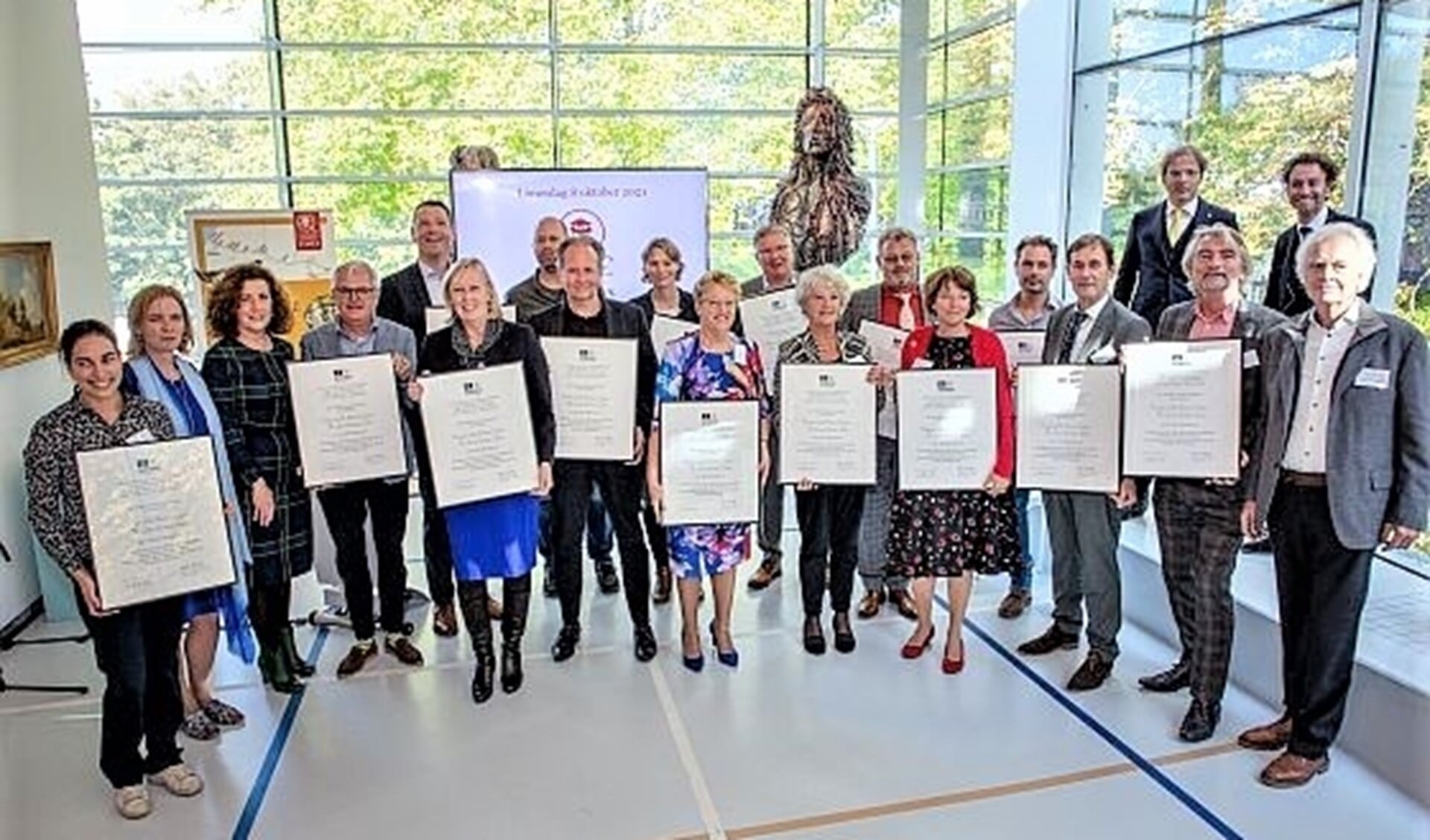 De gemeenten en enkele gedeputeerden ontvingen het Wereldgoedcertificaat (foto: Provincie Gelderland, Rob Kleering van Beerenbergh).