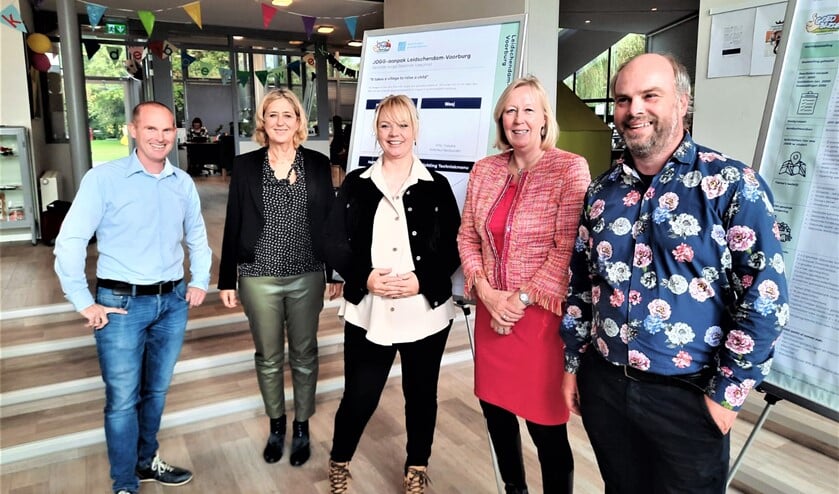 <p>De eerste drie nieuwe partners hebben maandag 11 oktober onder toeziend oog van wethouder Van Eekelen van Sport getekend voor aansluiting bij de JOGG-aanpak (foto: pr JOGG)</p>