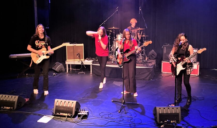 <p>De lokale bands, waaronder Goat (foto),) speelden alsof hun leven er vanaf hing (foto: Paul Reijenga).</p>