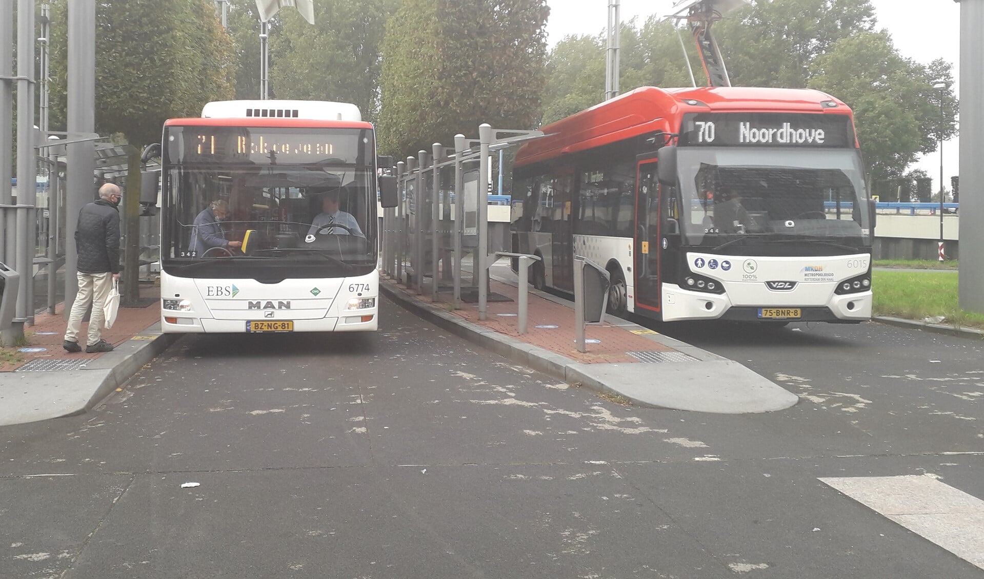 Bus 71 naar Rokkeveen en bus 70 naar Noordhove op station Centrum West. Foto Kees van Rongen