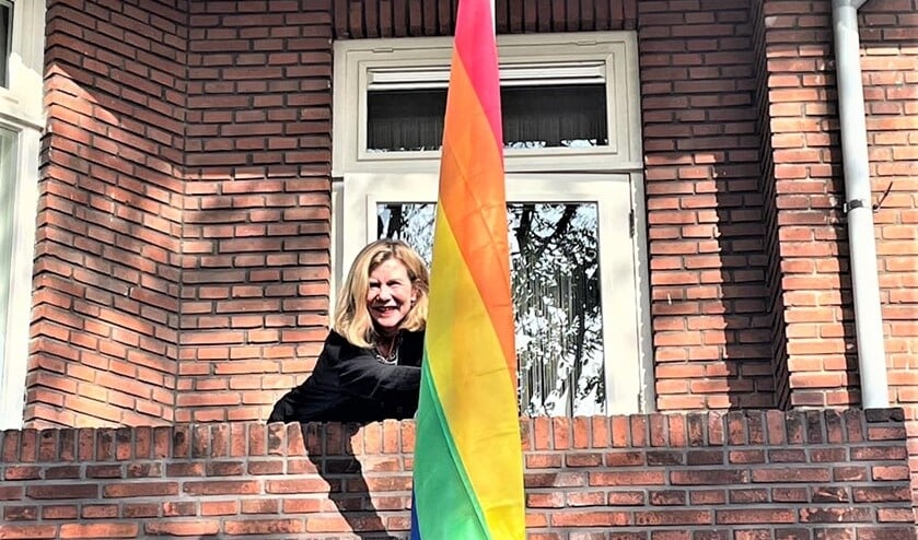 <p>Gemeenteraadslid Charlotte Bos van D66 Leidschendam-Voorburg op de bres voor een Roze boekenweek (foto: pr D66).</p>