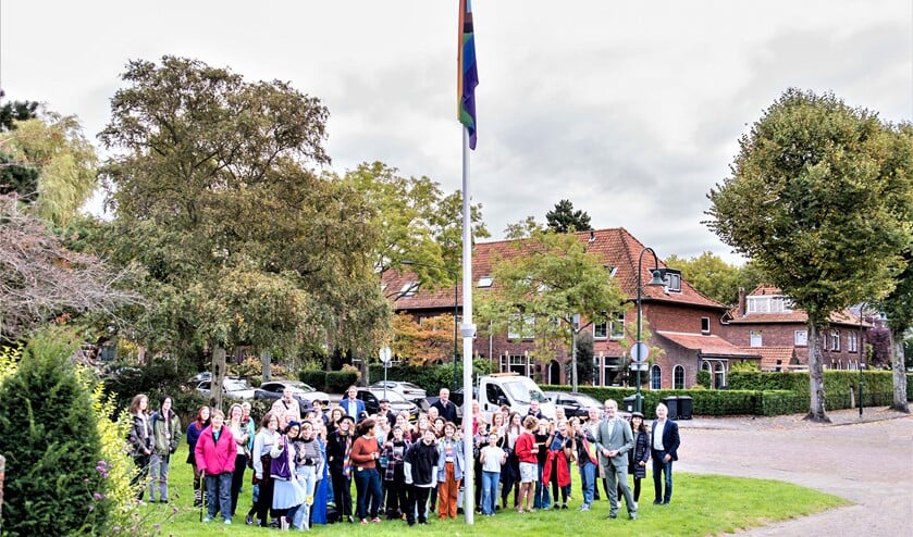 <p> Maandag hees wethouder Floor Kist samen met van vertegenwoordigers van diverse organisaties de inclusieve regenboogvlag op het gemeentehuis:(foto: Esther van Eijk).<br><br></p>