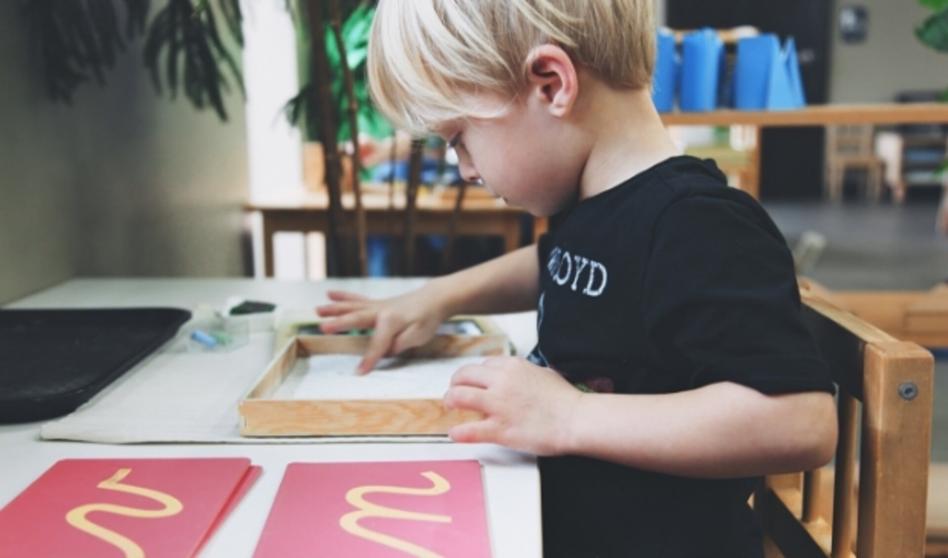 Een vierjarige leerling werkt met montessorimaterialen. 