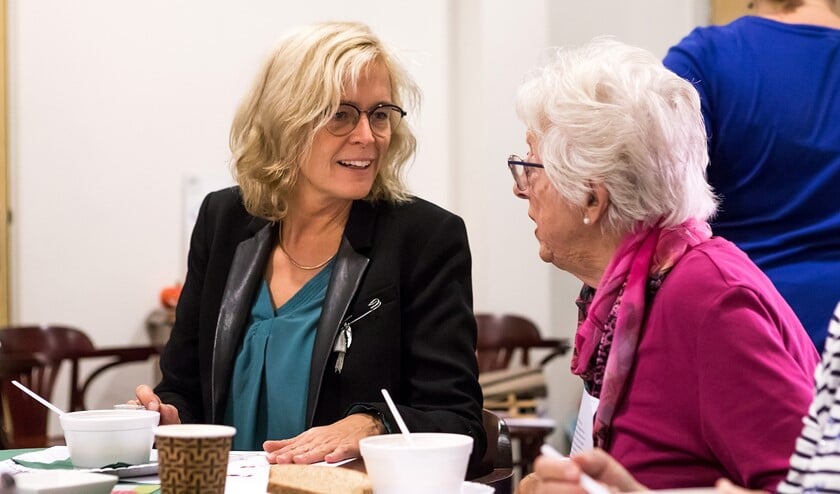 Wethouder Ter Laak in gesprek met een oudere. Foto: Fotoflex
