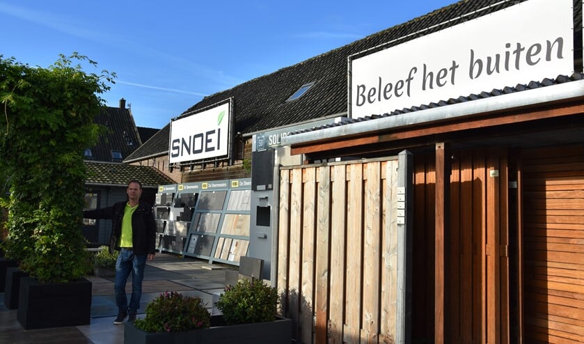 Fotobijschrift: Frans van der Hoek naast een kleine impressie van de bestrating en schuttingen.