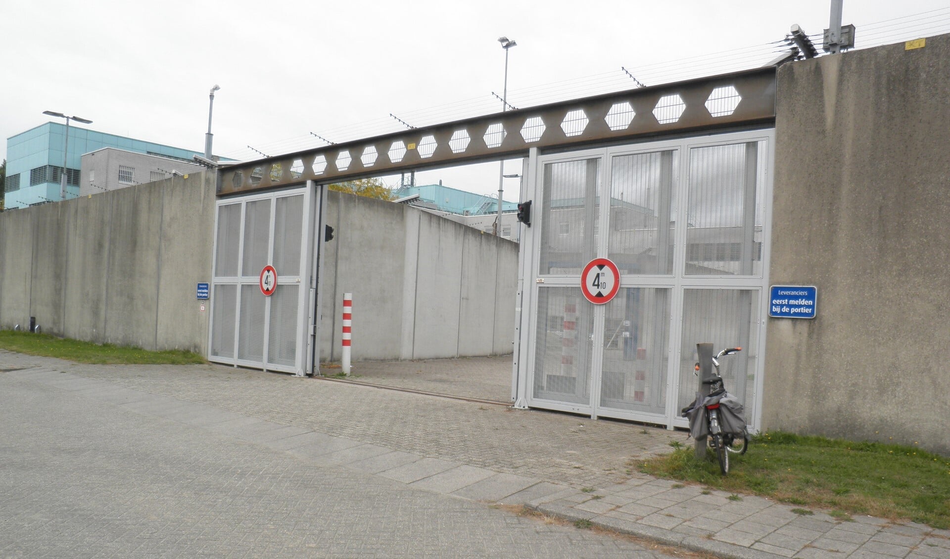 De gevangenis aan de Rokkeveenseweg kan in korte tijd geschikt worden gemaakt voor de opvang van vluchtelingen. Foto Kees van Rongen