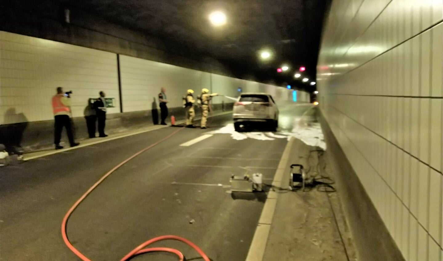 De tweede ploeg bluste de auto via de slanghaspel uit een hulppostkast van de tunnel. Het bleek te gaan om een hybride voertuig (foto: Rjikswaterstaat).