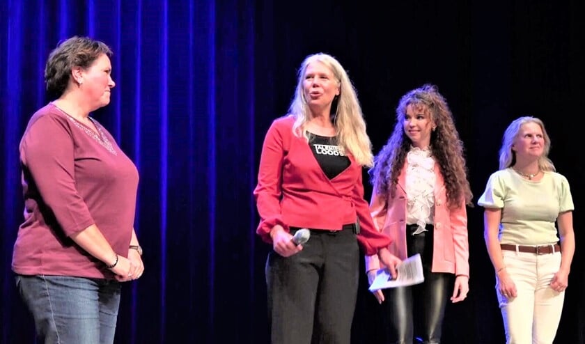 <p>Juryleden v.l.n.r. Sonja Duijvestijn, presentator Angelique Schipper, Jennifer Angevaare en Marleen Vermeulen (foto: Dennis Simonis).</p>