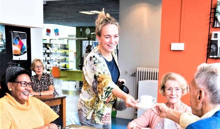 <p>Gezellig een kop koffie met anderen drinken kan al helpen tegen het gevoel van eenzaamheid (foto: Een tegen eenzaamheid.nl).</p>
