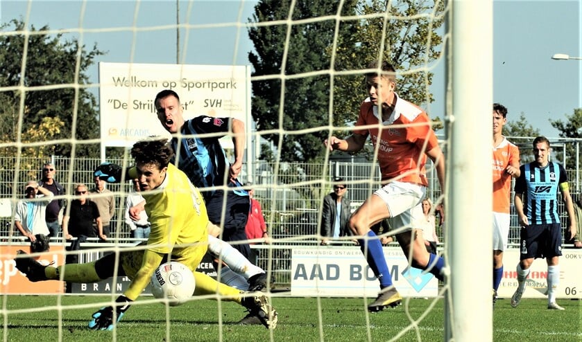 Marc du Chatinier (Forum Sport) scoort hier de 1-2 op aangeven van Mike de Graaf (rechts).