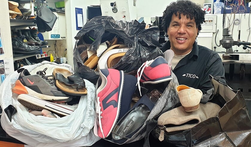 <p>Meester Schoenmaker Tico kreeg tassen vol met schoenen aangeboden.</p>
