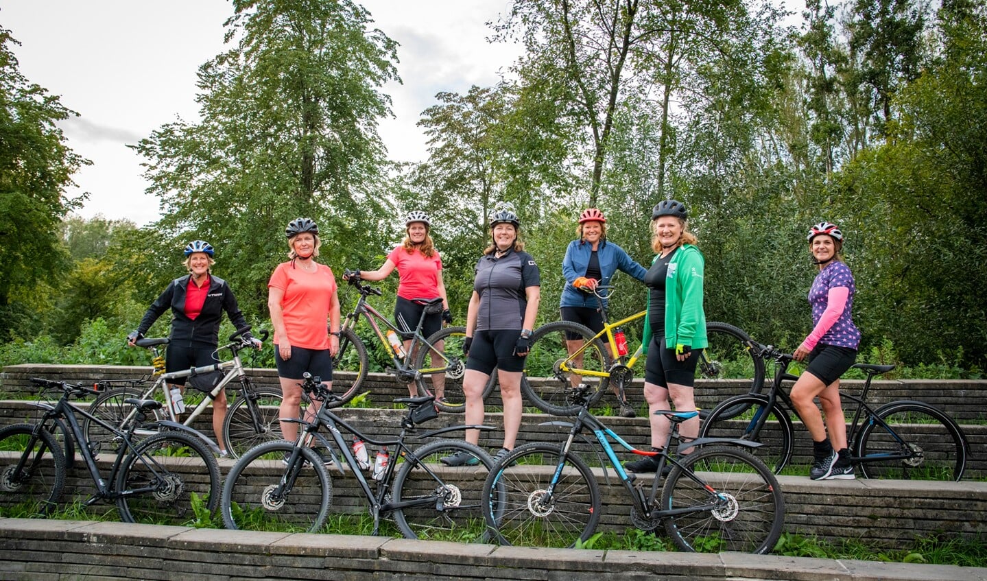 Anke, Geraldine, Patricia, Maartje, Marjolein, Diane en Marianne, beter bekend als Team Cycling For Girls.(Foto: Babette van der Wijst)