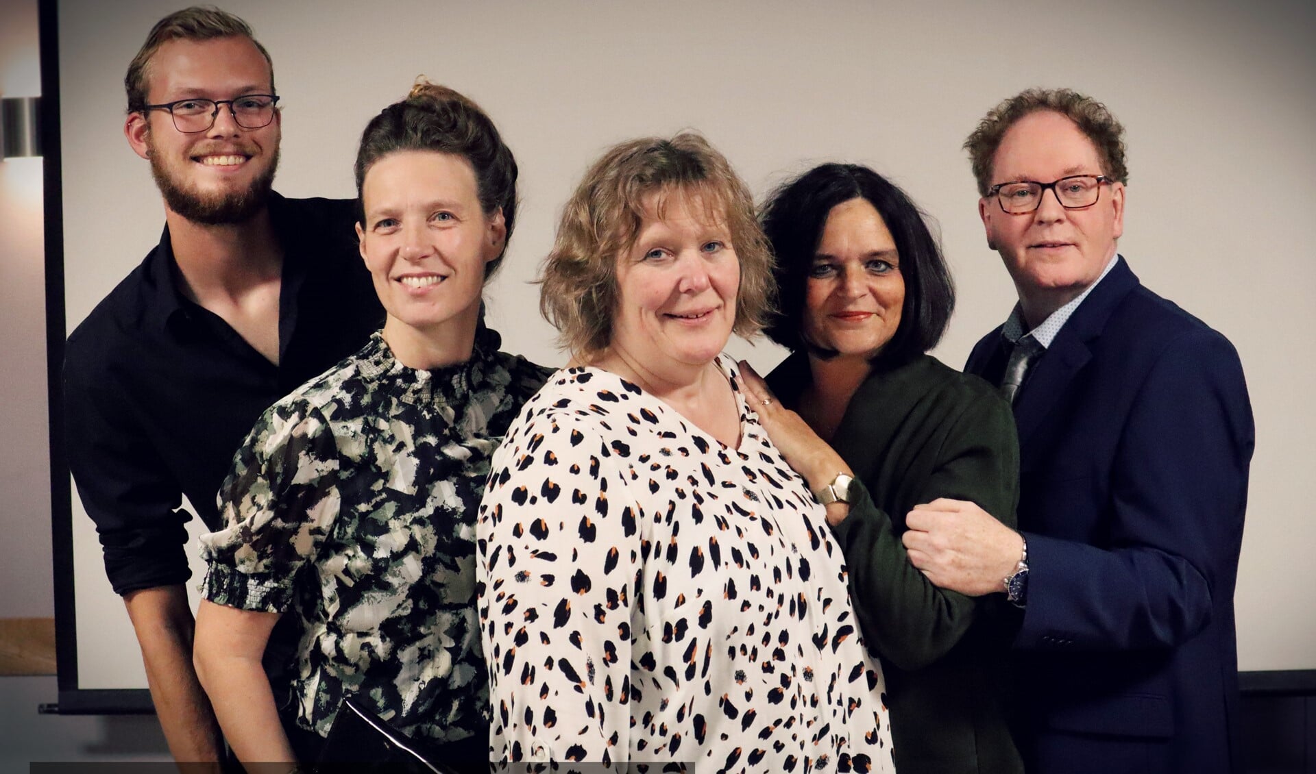 De cast van De Gezellen voor de klucht 'De Fantastische Anna', komende maand in Het Veur Theater (PR foto: Bright Fotografie)