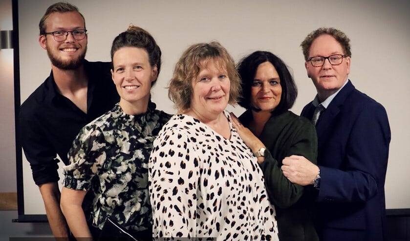 <p>De cast van De Gezellen voor de klucht 'De Fantastische Anna', komende maand in Het Veur Theater (PR foto: Bright Fotografie)</p>