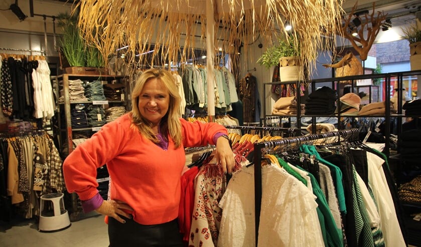 <p>Marion Oudshoorn in haar eigen winkel Lucky Mo. Sinds kort heeft ze tijdelijk twee winkels verderop ook een outlet.</p>