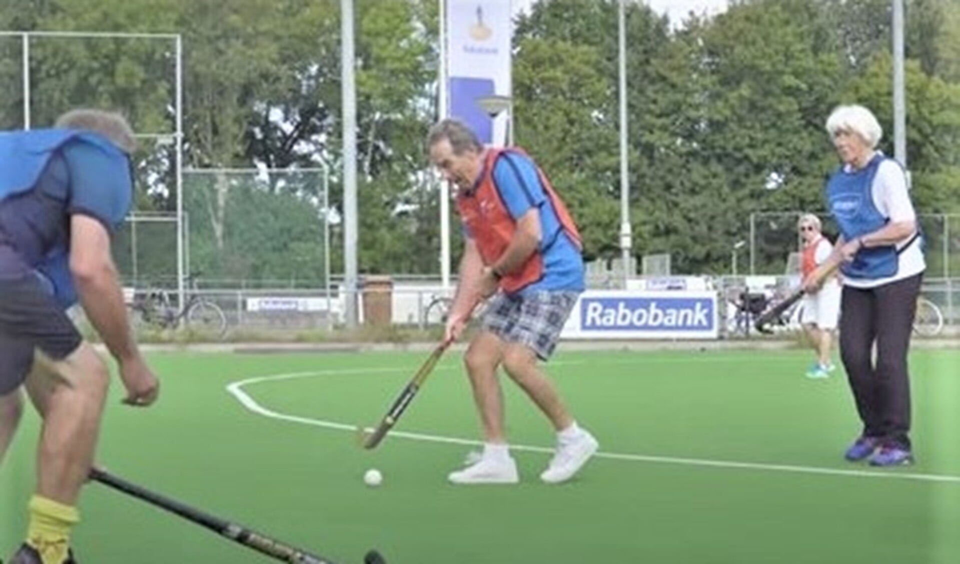 Met OldStars walking hockey biedt Cartouche een aangepaste spelvorm aan voor hockey op latere leeftijd ( foto: Oldstars.nl).